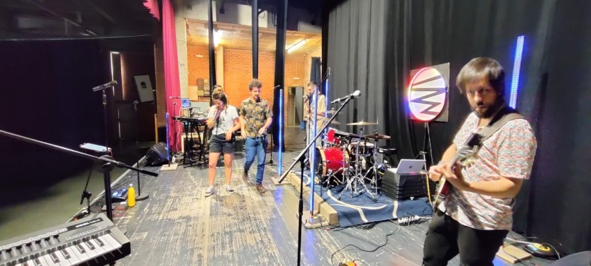 La banda assajant a l’escenari durant la sessió de direcció escènica.